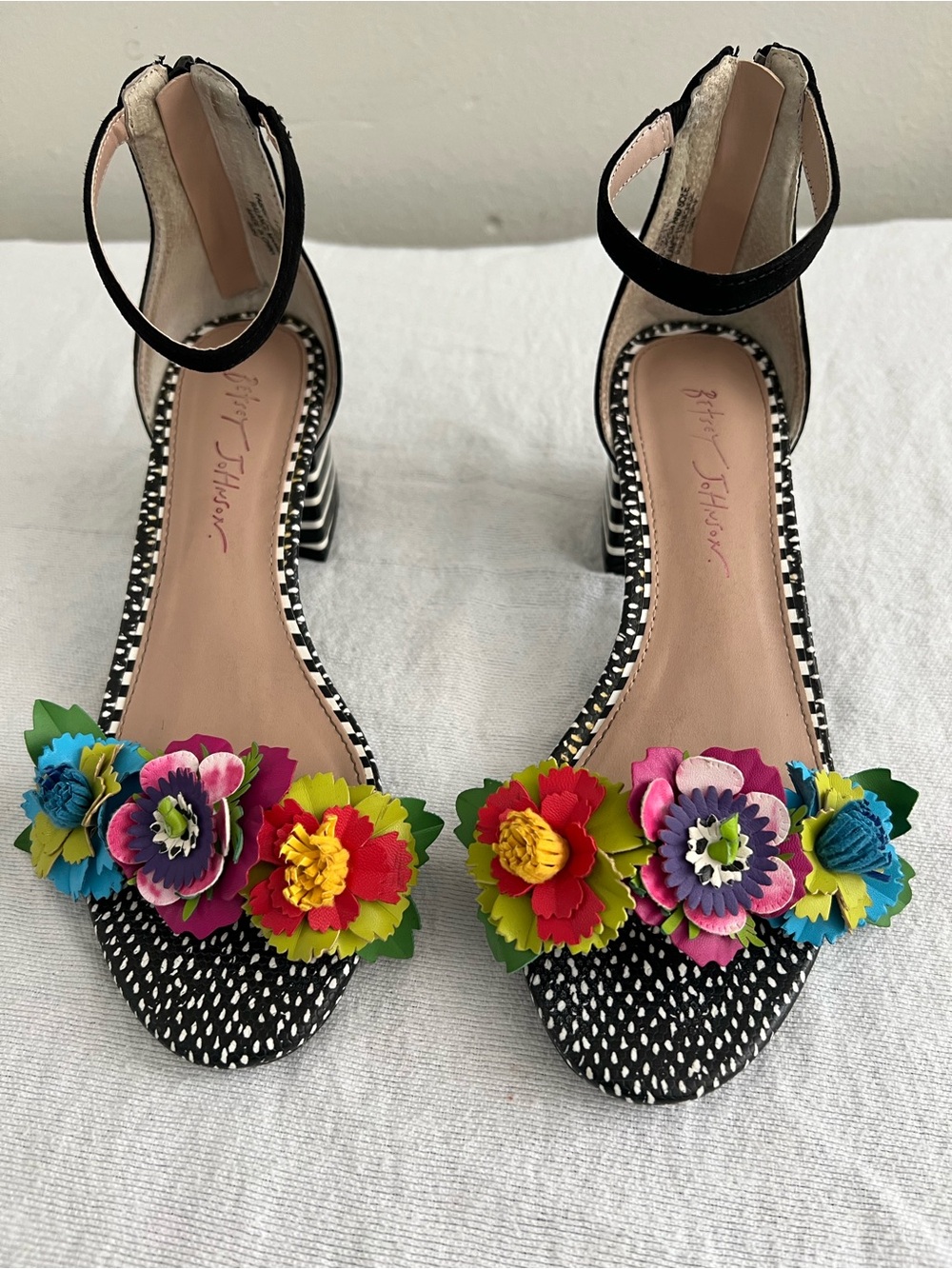 Betsey Johnson Floral Appliqué Ankle Strap Heels 7.5 Black Stripe Block Heel - Picture 2 of 7